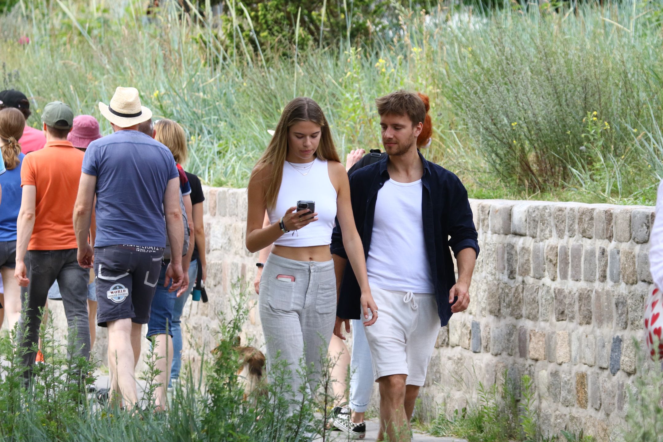 Maciej Musiał z partnerką