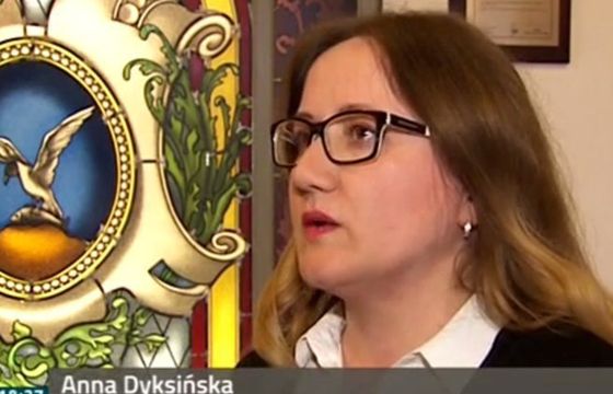 Dziennikarz TVP pokazał w materiale jąkanie urzędniczki zamiast wypowiedzi. „Sprawa jest bulwersująca”