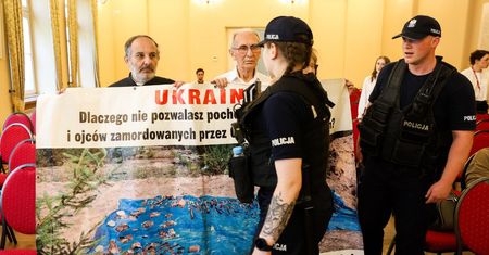 Tatuaż policjantki wywołał u niego konsternacje. Chce wyjaśnień od szef MSWiA
