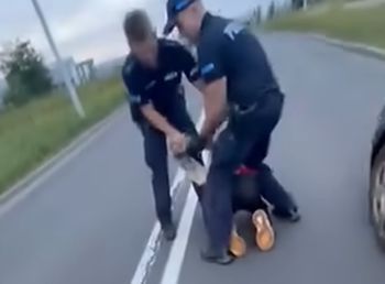 Szarpali mężczyznę na ulicy. Jest odpowiedź policji