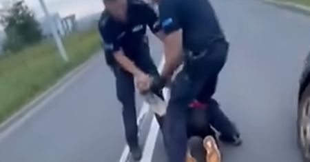 Szarpali mężczyznę na ulicy. Jest odpowiedź policji
