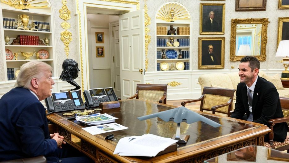 Jared Isaacman rozmawia z Donaldem Trumpem