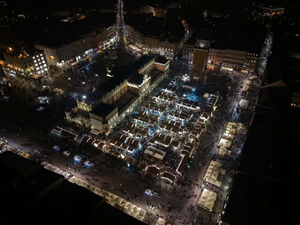Jarmark Bożonarodzeniowy na Rynku Głównym w Krakowie w nocnej odsłonie