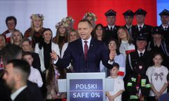 Polacy ocenili weto Nawrockiego. W większości są niezadowoleni
