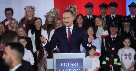 Polacy ocenili weto Nawrockiego. W większości są niezadowoleni