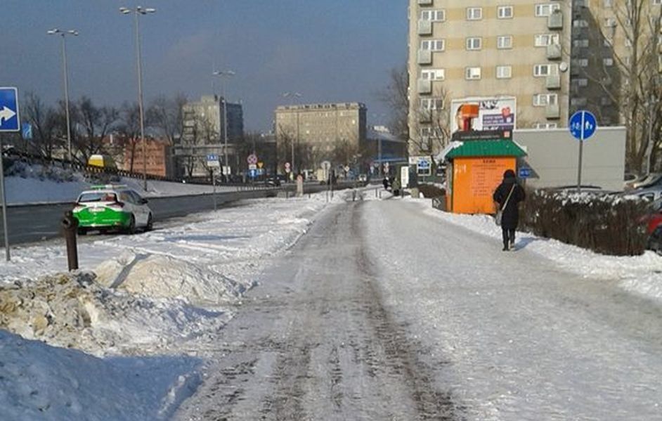 Rowerzyści narzekają na nieodśnieżone ścieżki. Urzędnicy: "Prosimy o wyrozumiałość"