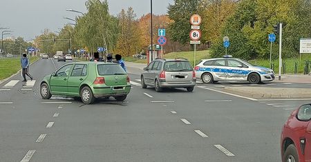 Nie działała sygnalizacja świetlna, volkswagen wjechał w radiowóz