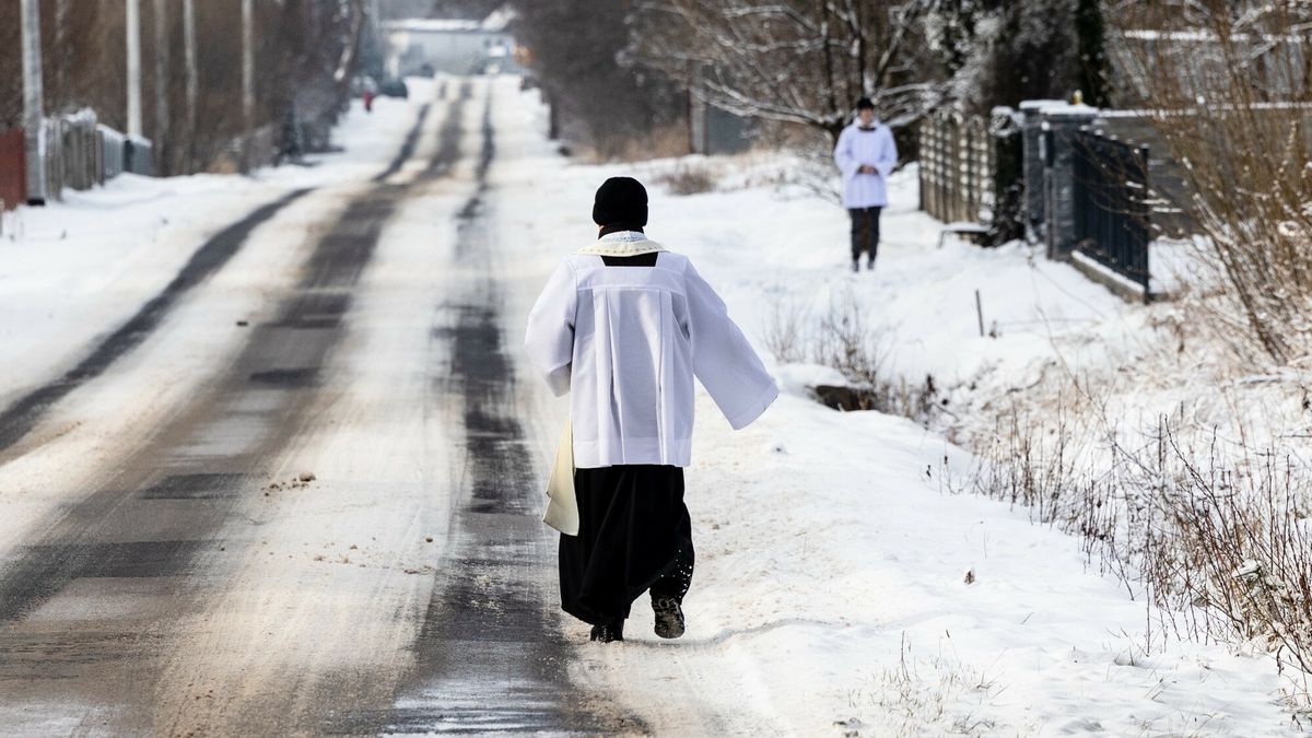 Polska Karol Porwich
Fot. Trip/East News, 19.01.2024. Wizyta koledowa ksiedza - zdjecie ilustracyjne.
Trip
