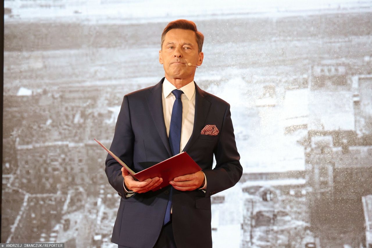 W sieci wrze. Prezenter TVP w ogniu krytyki. "Składa hołdy"