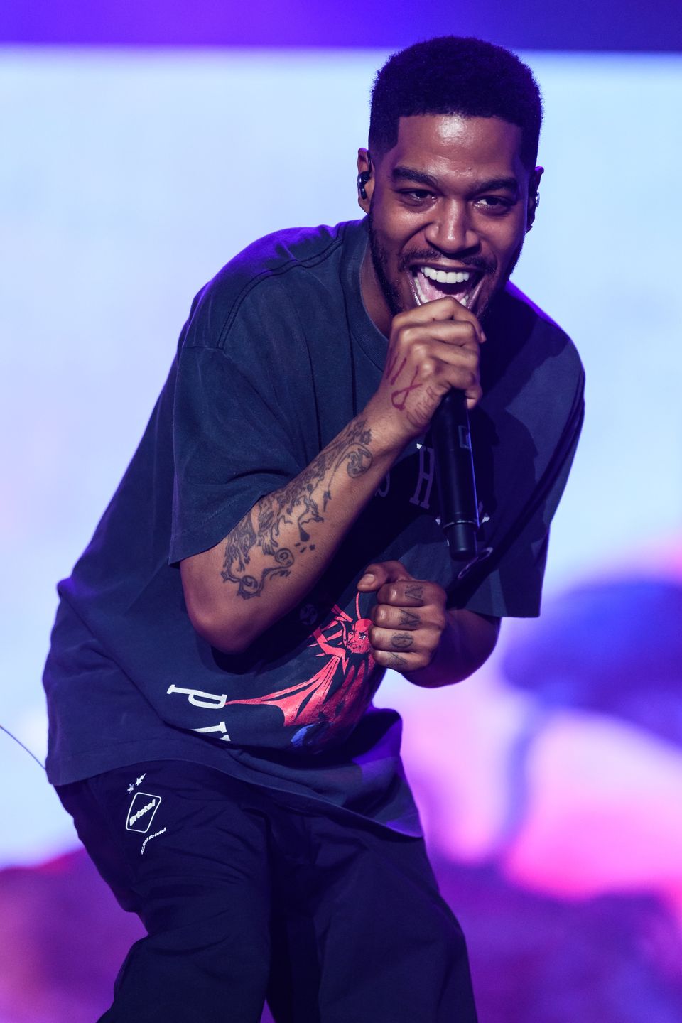 Kid Cudi wystąpił w kwiecistej sukience w "SNL". Nawiązał do Kurta Cobaina?