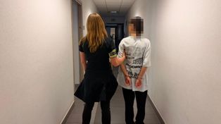 Warszawa: Zamawiali kurs, pryskali kierowców gazem i okradali. Zatrzymana para 20-latków