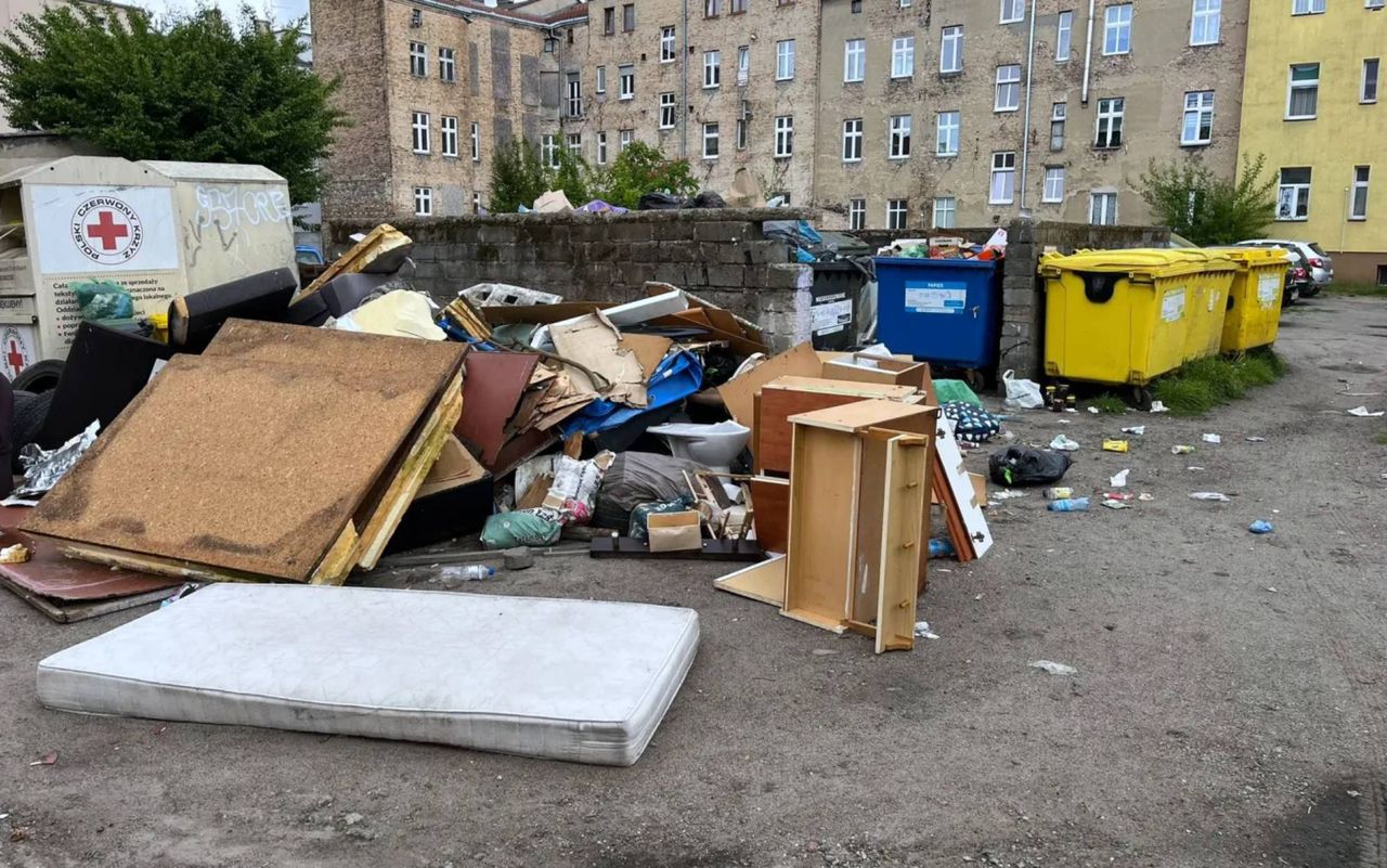 Śmieci podrzucane busami. Dzikie wysypisko w centrum Gorzowa