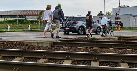 O krok od tragedii. Pijany maszynista ruszył, wózek runął