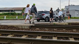O krok od tragedii. Pijany maszynista ruszył, wózek runął
