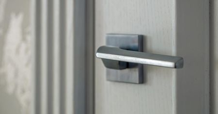 Nowy sposób włamywaczy! Sprawdź, czy zostawili to przy drzwiach