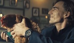 Kura znosząca złote w roli smartfona reklamuje bank BGŻ BNP Paribas (wideo)