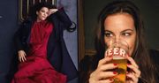Liv Tyler pozuje ze szklanką piwa