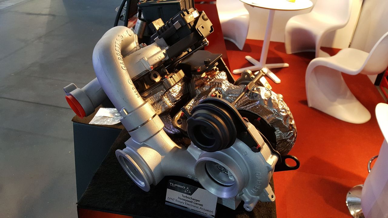 Kompaktowa budowa systemu twin turbo to zaleta, którą chwali się producent. Dla użytkownika po latach może być koszmarem.
