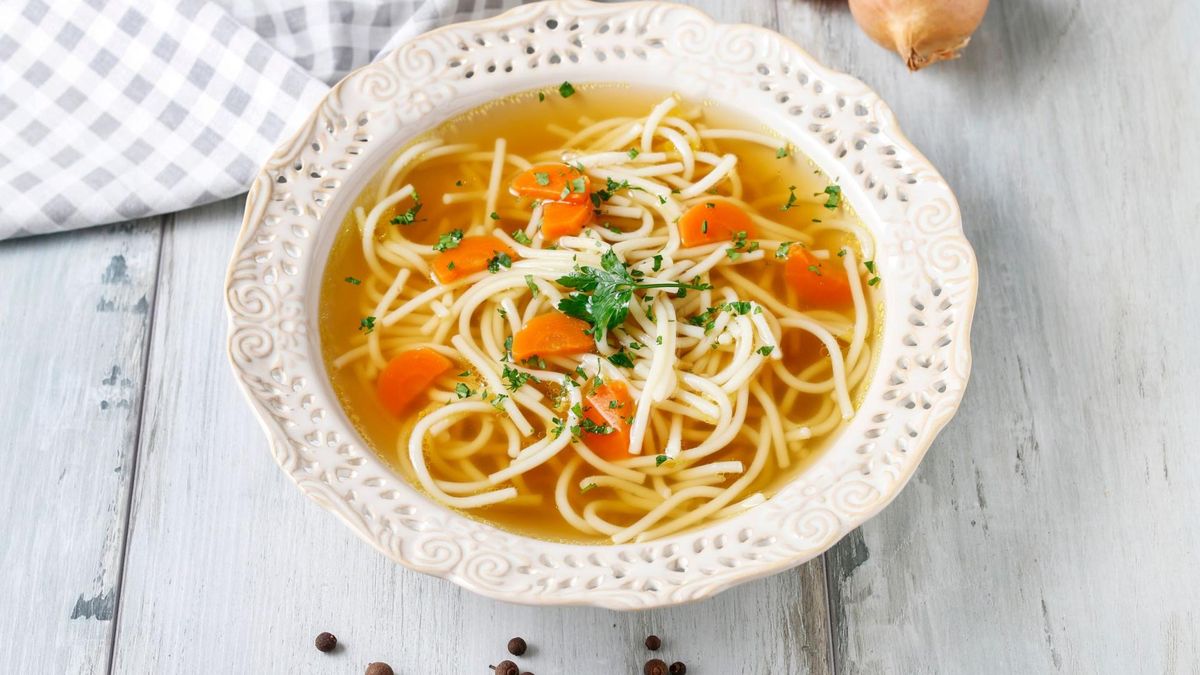 Rosół drobiowy z makaronem to klasyk polskiej kuchni. Podawany jest zazwyczaj z makaronem, marchewką i natką pietruszki.