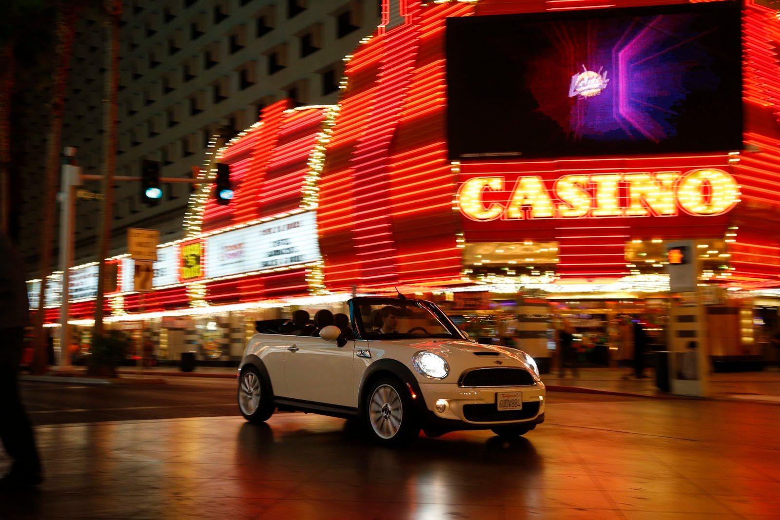 Galeria Mini jako celebracja sprzedaży półmilionowego egzemplarza w USA 180