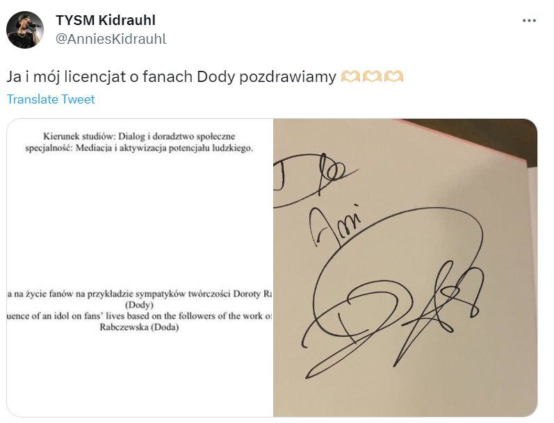Doda podpisała pracę o swoich fanach.