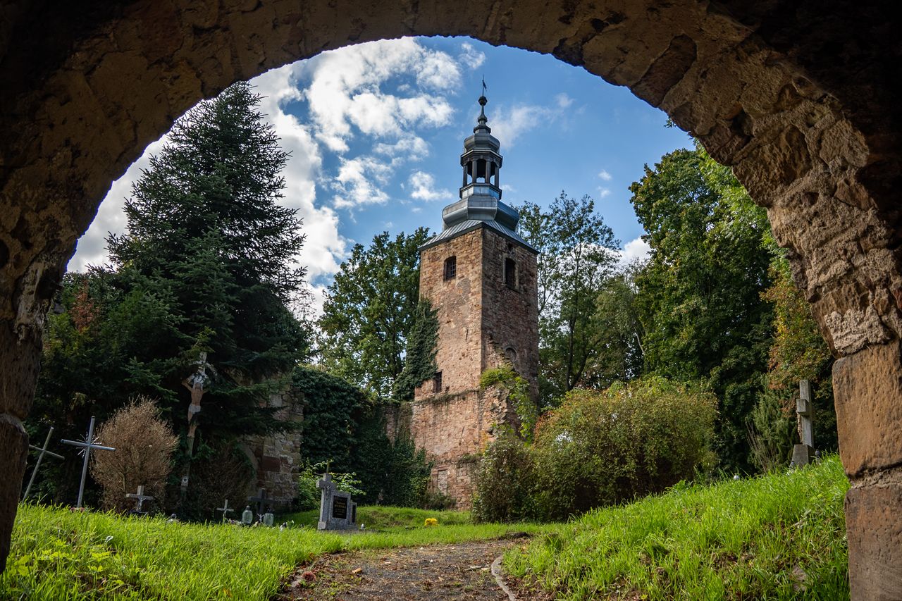 Tajemnicze ruiny kościoła na wzgórzu wygasłych wulkanów