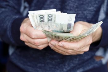 Unikał obowiązkowej opłaty. Skarbówka ściągnęła 186 tys. zł