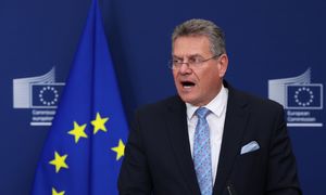 Komisarz UE apeluje o dialog handlowy z USA. "Uniknijmy równi pochyłej"