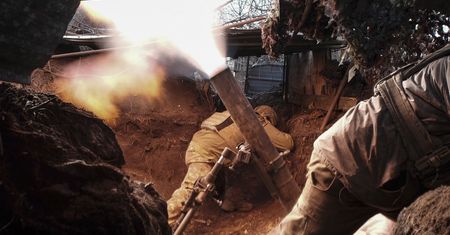 "Będę tutaj do końca". Polak dostarcza samochody na front w Ukrainie