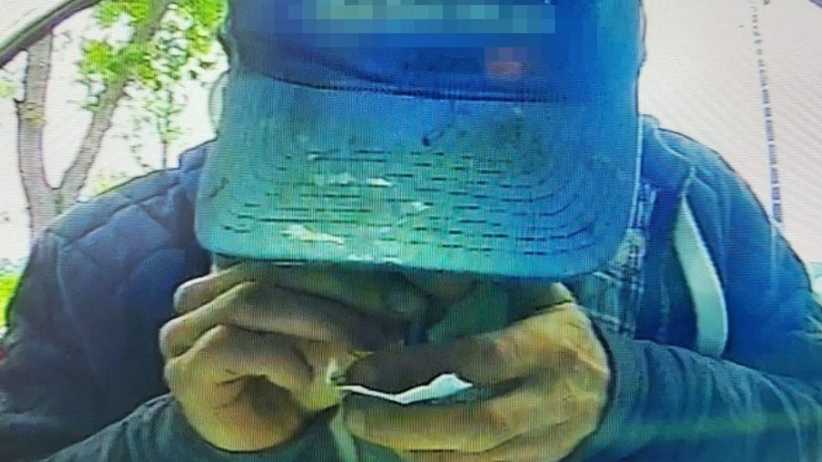 Screen z nagrania z bankomatu