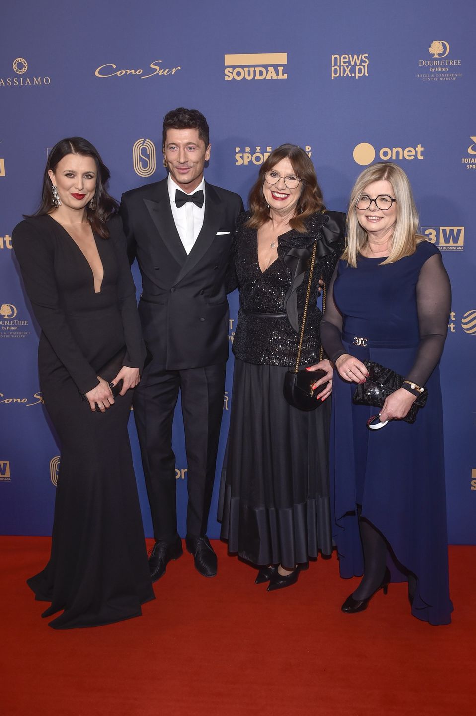 Robert Lewandowski pozuje na Gali Mistrzów Sportu z mamą, siostrą i teściową