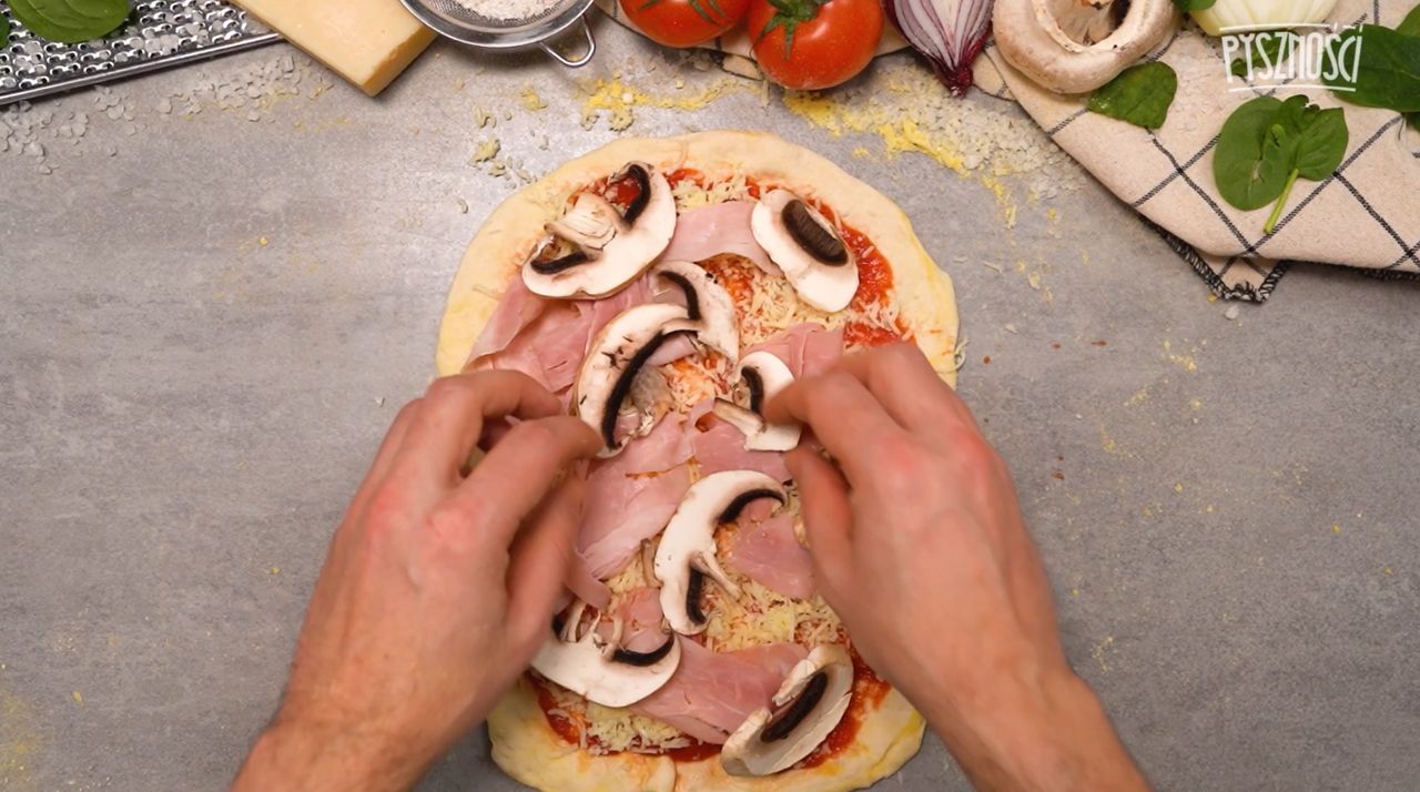 Pizza z szynką i pieczarkami