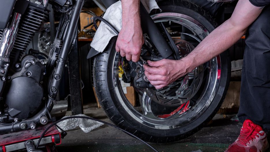 wymiana opon w motocyklu