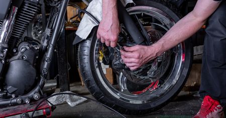 Jakie opony kupić do motocykla i jak wygląda ich wymiana