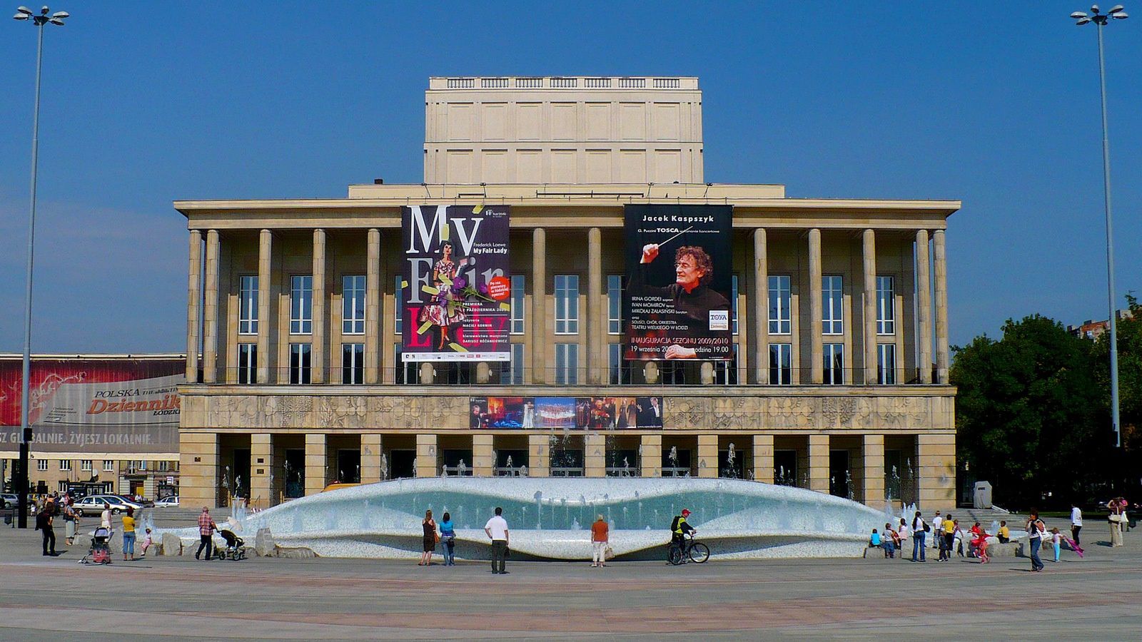 Teatr Wielki na placu Dąbrowskiego (rok 2009) w Łodzi, gdzie w latach 80. i 90. geje spotykali się na "pikietach"