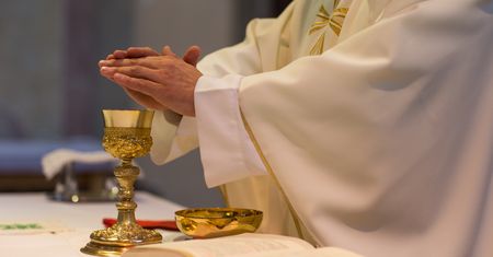 Oburzenie po mszy. Ksiądz zjadł je na oczach wiernych