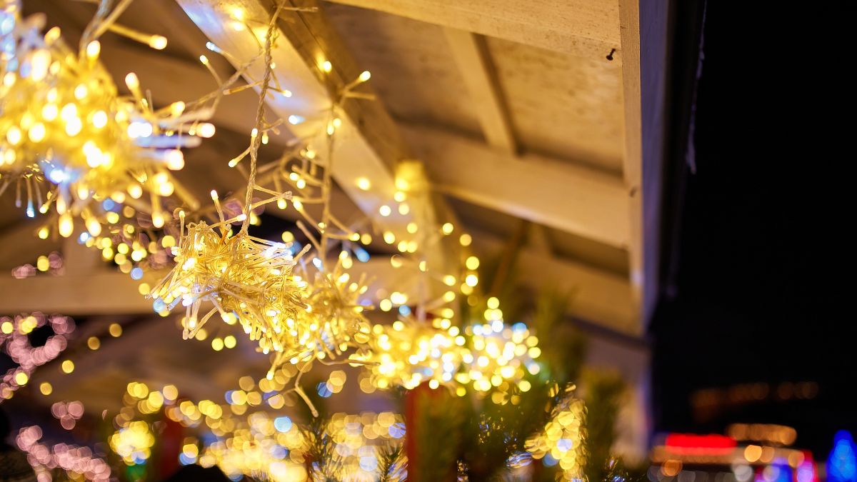 Ozdobne lampki na budynku.