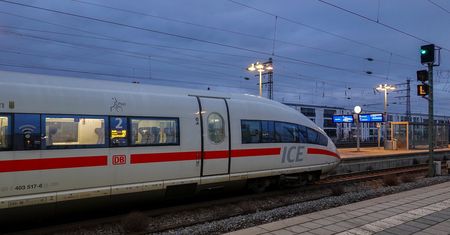 Pociąg pędził prawie 300 km/h. 40-latek jechał między wagonami