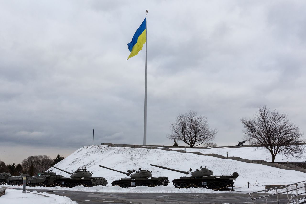 KIEV, UKRAINE - 2022/02/01: A Ukrainian flag and tanks are seen at a War Museum in central Kiev. (Photo by Dominika Zarzycka/SOPA Images/LightRocket via Getty Images)