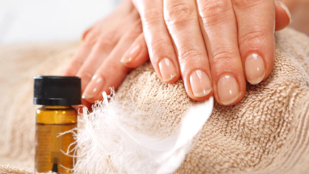 Choroby paznokci wymagają konsultacji z lekarzem dermatologiem.