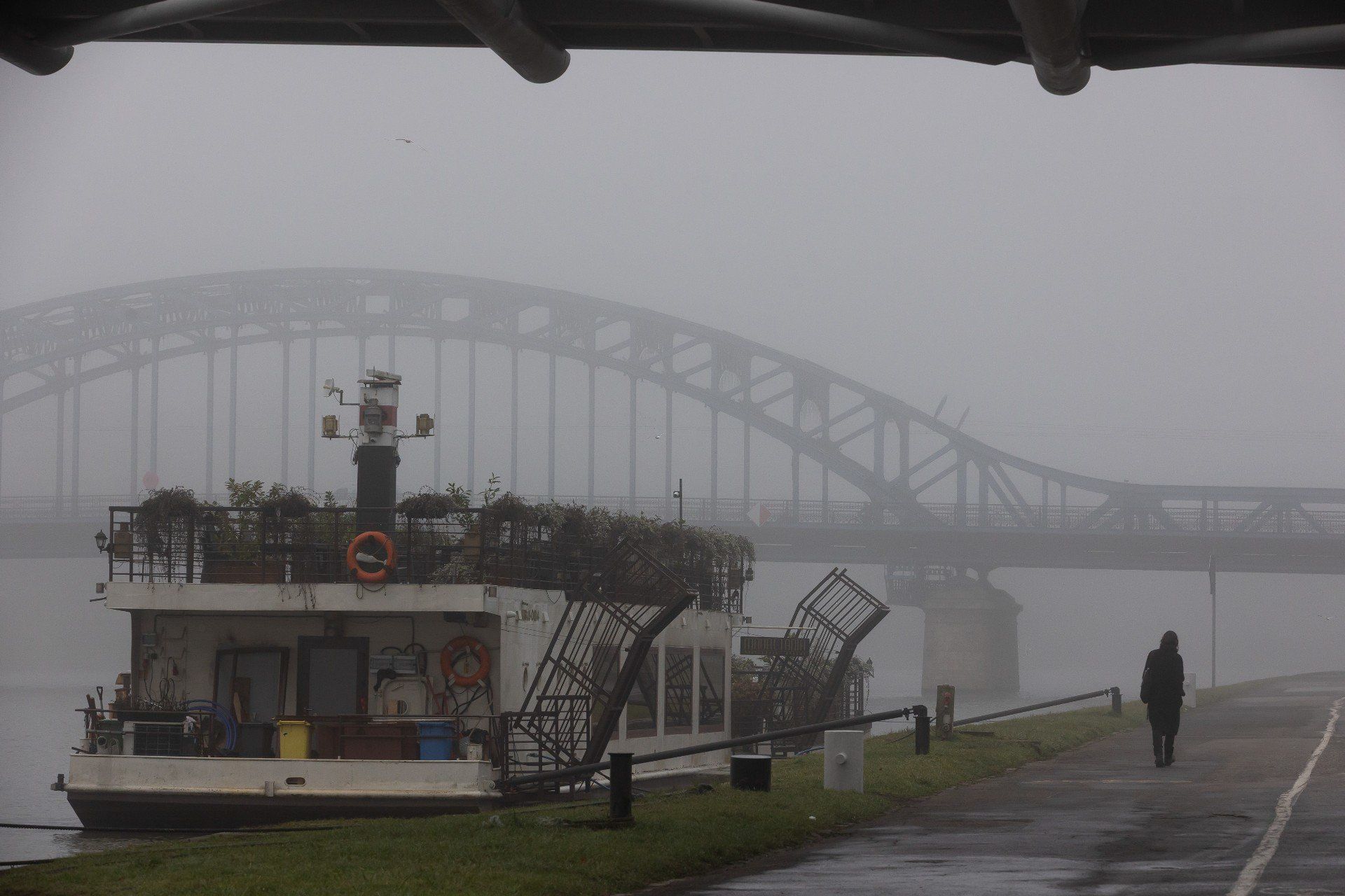 Kraków tonie we mgle. Służby ostrzegają