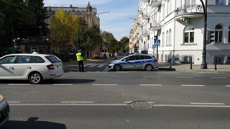 radiowóz na skrzyżowaniu ulic 3 maja i żołnierzy niepodległej