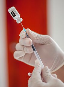 AstraZeneca i Pfizer z problemami. W tle pozwy sądowe