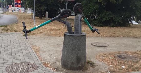 Hulajnogi elektryczne Bolt wrzucone do kosza. „Brak poszanowania”