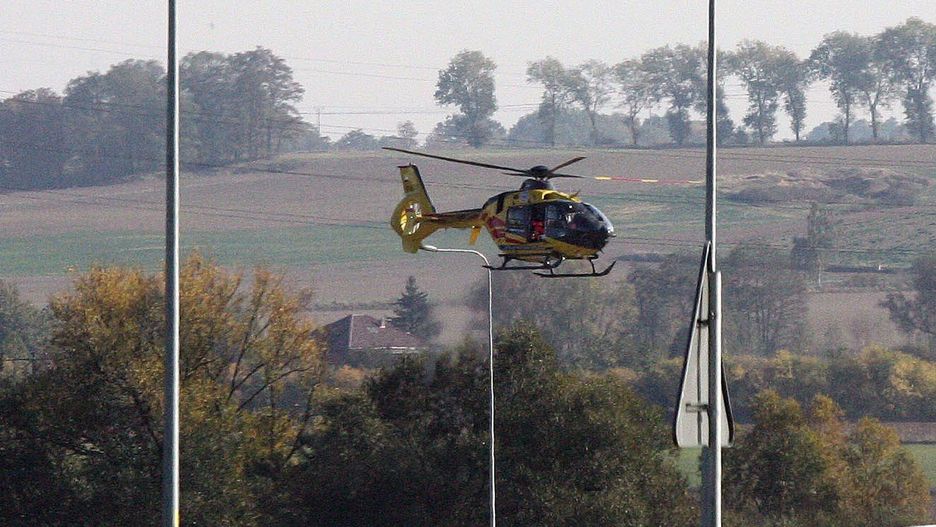 12.10.2018 DUNINO LEGNICA WYPADEK AUTOSTRADA A4 TRZY OSOBY RANNE SMIGLOWIEC HELIKOPTER LPR LOTNICZE POGOTOWIE RATUNKOWE KORYTARZ ZYCIA KOREK  ZAKORKOWANA AUTOSTRADA 
GAZETA WROCLAWSKA
PIOTR KRZYZANOWSKI/POLSKA PRESS GRUPA
