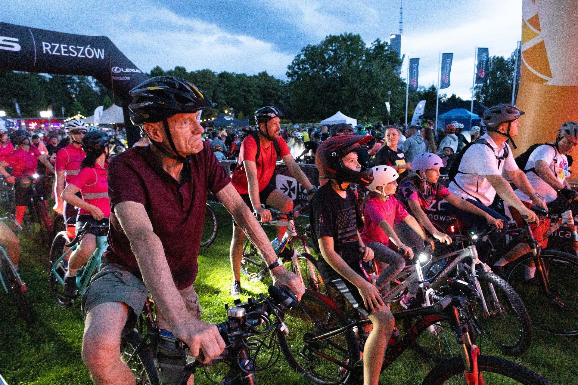 Nocna Parada Rowerowa wystartowała w deszczu, inaugurując trzydniowe święto rowerzystów w Rzeszowie.