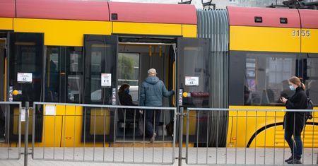 Wypadek komunikacyjny w Warszawie. Są poszkodowani