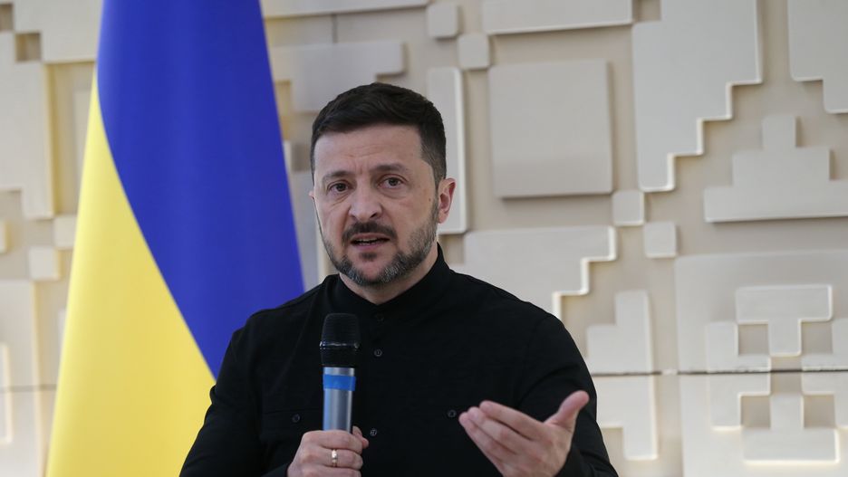 Ukrainian President Zelensky meets the press after talks in Ankara
epa12102938 Ukrainian President Volodymyr Zelensky attends a press conference at the Embassy of Ukraine in Ankara, Turkey, 15 May 2025. Russian and Ukrainian delegations gather for peace talks in Istanbul.  EPA/NECATI SAVAS 
Dostawca: PAP/EPA.
NECATI SAVAS
man, facial expression, gesture