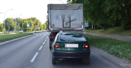 Tragiczny finał kolizji. Pasażerka zasłabła w aucie, nie udało się jej uratować