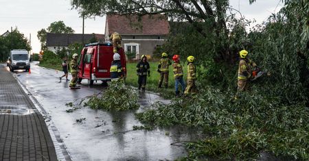 Kilkadziesiąt interwencji strażaków w Czechach. Wiatr przewrócił żaglówkę